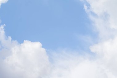 Mavi gökyüzüne karşı beyaz bulutlar, manzara gün gökyüzü.