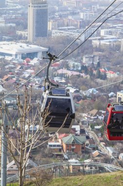 Almatı, Kazakistan - 29, 2019: Kok Tobe tepe ve teleferik kabin Almatı şehir görünümü, Almatı dönüm noktası 