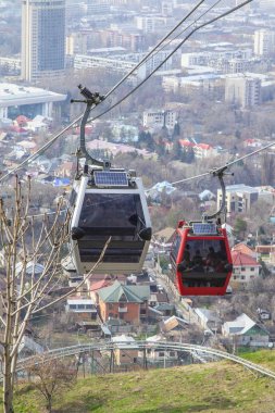 Almatı, Kazakistan - 29, 2019: Kok Tobe tepe ve teleferik kabin Almatı şehir görünümü, Almatı dönüm noktası 