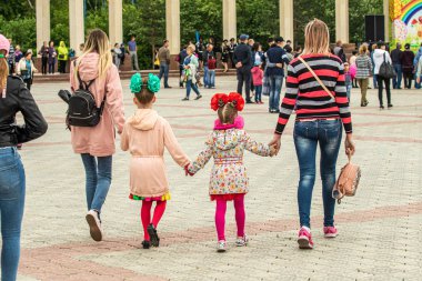 Petropavlovsk, Kazakistan-1 Haziran 2019: Uluslararası Çocuk günü. Şehir sokaklarında okul öğrencileri geçit töreni. Ulusal tatil kıyafetlerinin içinde çocuklar ve ebeveynler. Dans tatil şarkıları.