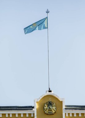 Kazakistan bayrağı mavi gökyüzü.