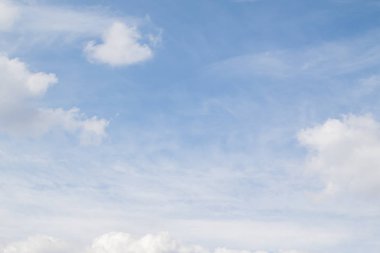 Beyaz bulutlarla mavi gökyüzü. Yaz günü açık. Mükemmel masaüstü duvar kağıdı.