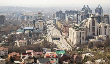 Almatı, Kazakistan-Mart 29, 2019: Almatı şehir, Kazakistan modern mimarlık. Yukarıdan görüntüle.