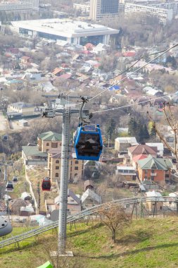 Almatı, Kazakistan - 29, 2019: Kok Tobe tepe ve teleferik kabin Almatı şehir görünümü, Almatı dönüm noktası 