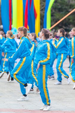 Petropavlovsk, Kazakistan-1 Mayıs 2019: Kazakistan halklarının Ulusal kostümleri şarkıları ve dansları. 1 Mayıs Kazakistan Insanlar Birliği günü.