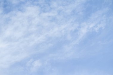 Açık bir günde bir arka plan olarak mavi gökyüzü.