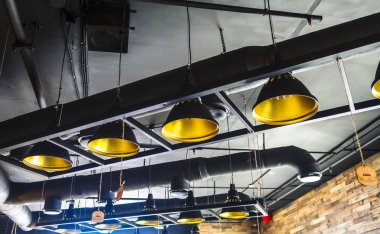 Tavanda eski lambalar avizeler üretimi.