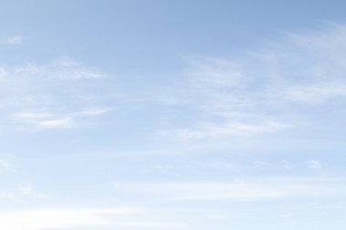 Beyaz bulutlar ile gündüz mavi gökyüzü. Gökyüzü arka plan