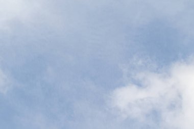 Mavi gökyüzünde beyaz bulutlar, güneşli havalarda gün bahar.