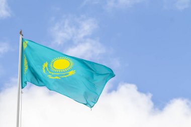 Kazakistan Cumhuriyeti bayrağı mavi gökyüzüne karşı, Rüzgar.