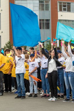 Petropavlovsk, Kazakistan-1 Haziran 2019: Uluslararası Çocuk günü. Şehir sokaklarında okul öğrencileri geçit töreni. Ulusal tatil kıyafetlerinin içinde çocuklar ve ebeveynler. Dans tatil şarkıları.