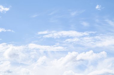 Mavi gökyüzünde beyaz bulutlar. Bulutlar su buharı atmosferi yoğuşması askıya alınır.