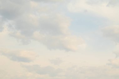 Beyaz bulutlarla mavi gökyüzü. Açık gün gökyüzü arka plan.