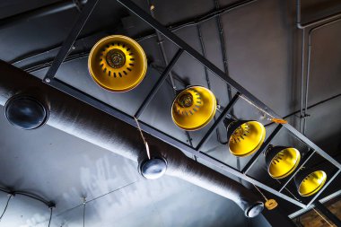 Tavanda eski lambalar avizeler üretimi.