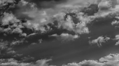 Beyaz bulutların üzerinde karanlık bir gökyüzü, tek renkli.