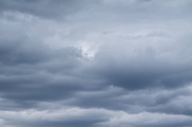 Mavi gökyüzünde beyaz bulutlar. Bulutlar su buharı atmosferi yoğuşması askıya alınır.