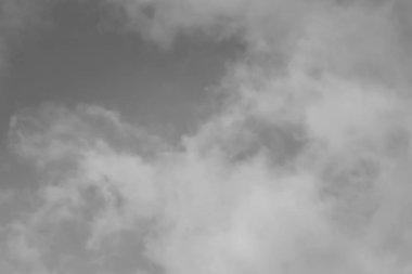 Bulutlar ile gökyüzü. Siyah beyaz fotoğraf.