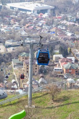 Almatı, Kazakistan - 29, 2019: Kok Tobe tepe ve teleferik kabin Almatı şehir görünümü, Almatı dönüm noktası 
