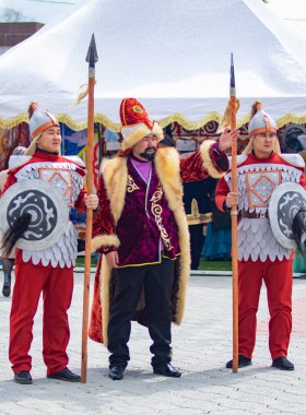 Petropavlovsk, Kazakistan-1 Mayıs 2019: Kazakistan halklarının Ulusal kostümleri şarkıları ve dansları. 1 Mayıs Kazakistan Insanlar Birliği günü.