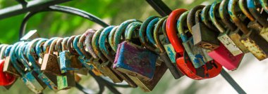 Çitte asılı aşk kalesi.