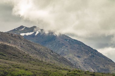 Dağlar uçurumlar sis bulutlar doğa yaz.