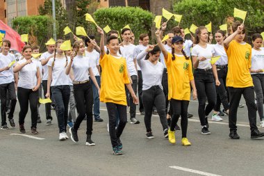 Petropavlovsk, Kazakistan-1 Haziran 2019: Uluslararası Çocuk günü. Şehir sokaklarında okul öğrencileri geçit töreni. Ulusal tatil kıyafetlerinin içinde çocuklar ve ebeveynler. Dans tatil şarkıları.