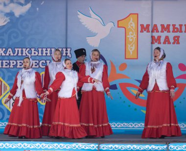 Petropavlovsk, Kazakistan-1 Mayıs 2019: Kazakistan halklarının Ulusal kostümleri şarkıları ve dansları. 1 Mayıs Kazakistan Insanlar Birliği günü.