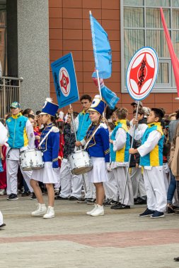 Petropavlovsk, Kazakistan-1 Haziran 2019: Uluslararası Çocuk günü. Şehir sokaklarında okul öğrencileri geçit töreni. Ulusal tatil kıyafetlerinin içinde çocuklar ve ebeveynler. Dans tatil şarkıları.