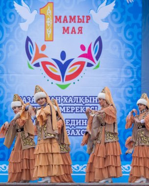 Petropavlovsk, Kazakistan-1 Mayıs 2019: Kazakistan halklarının Ulusal kostümleri şarkıları ve dansları. 1 Mayıs Kazakistan Insanlar Birliği günü.