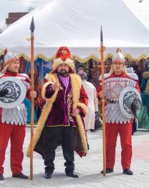 Petropavlovsk, Kazakistan-1 Mayıs 2019: Kazakistan halklarının Ulusal kostümleri şarkıları ve dansları. 1 Mayıs Kazakistan Insanlar Birliği günü.