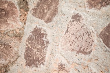 Arka plan olarak kırmızı granit taş duvar