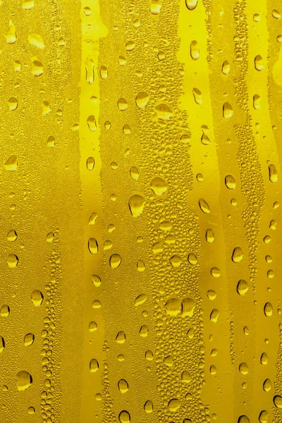 玻璃上的水滴 黄色背景啤酒 雾化背景 — 图库照片