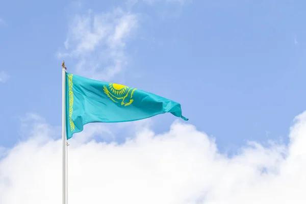 哈萨克斯坦共和国的旗子反对蓝天 — 图库照片