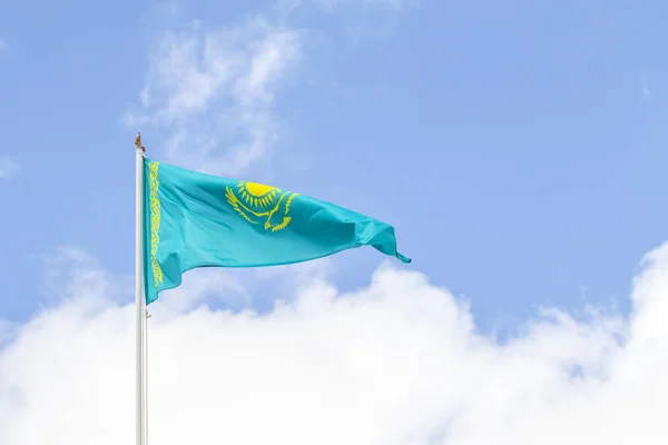 Bandeira República Cazaquistão Contra Céu Azul Vento — Fotografia de Stock