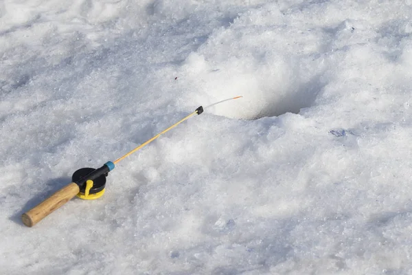 Caña Pescar Invierno Nieve Cerca Del Agujero Hielo — Foto de Stock