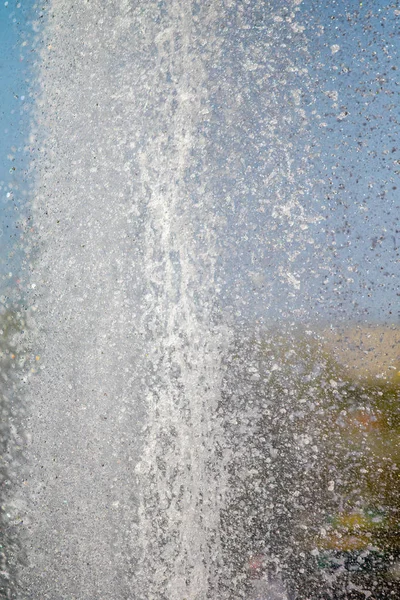 Gischt Von Wasserfontänen Gegen Den Blauen Himmel Wasserspritzer Sind Unscharf — Stockfoto