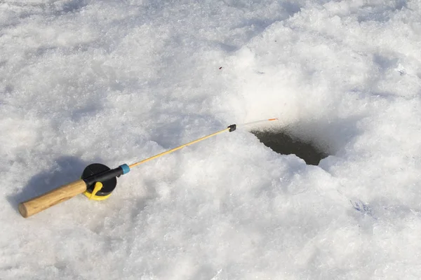 Caña Pescar Invierno Nieve Cerca Del Agujero Hielo — Foto de Stock