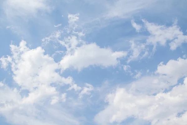 Blauwe Lucht Met Witte Cumulus Wolken Achtergrond Hemel Wolken — Stockfoto