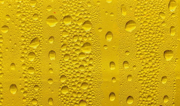 Gotas Água Vidro Cerveja Fundo Amarelo Fundo Enevoado — Fotografia de Stock