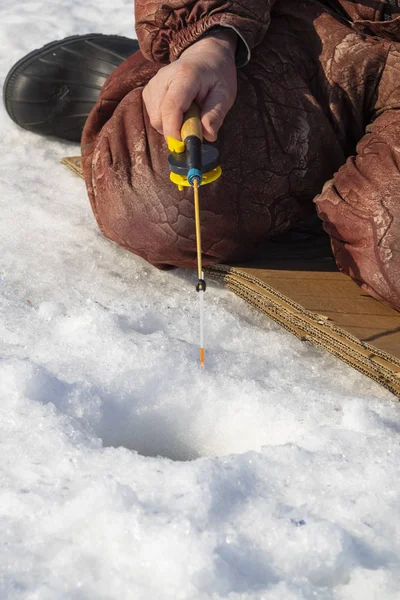 Varilla Invierno Mano Nieve Cerca Del Agujero Hielo — Foto de Stock