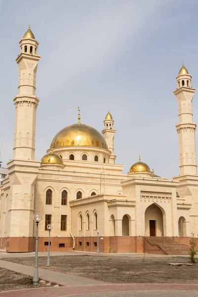 Petropavlovsk Cazaquistão Maio 2019 Mesquita Muçulmana Cúpulas Douradas — Fotografia de Stock