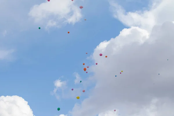 Veelkleurige Ballonnen Vliegen Tegen Blauwe Lucht Met Wolken — Stockfoto