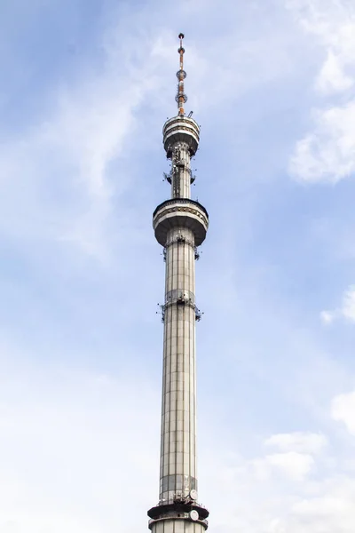 Duża Wieża Telewizyjna Przed Niebem Wiosna Natury — Zdjęcie stockowe