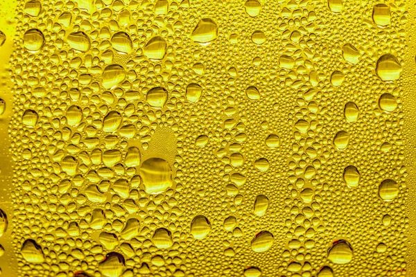 Gotas Água Vidro Cerveja Fundo Amarelo Fundo Enevoado — Fotografia de Stock