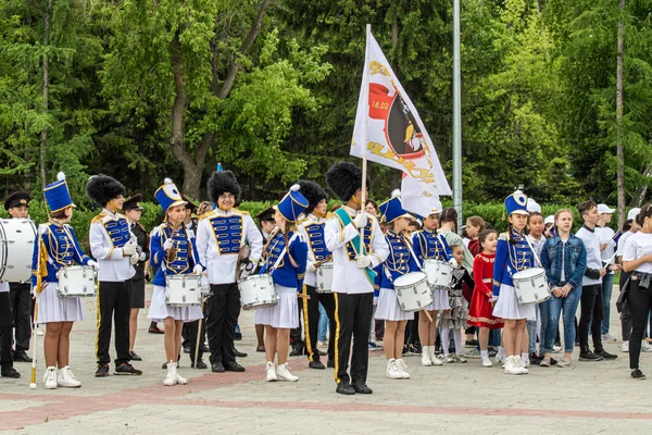 Petropavlovsk Kasakhstan Juni 2019 International Børnedag Paraden Skolebørn Studerende Gennem - Stock-foto