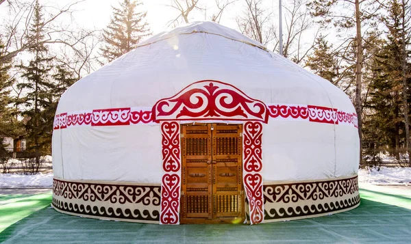 通りに白いユルトが丸い 中央アジアの遊牧民の住居 — ストック写真