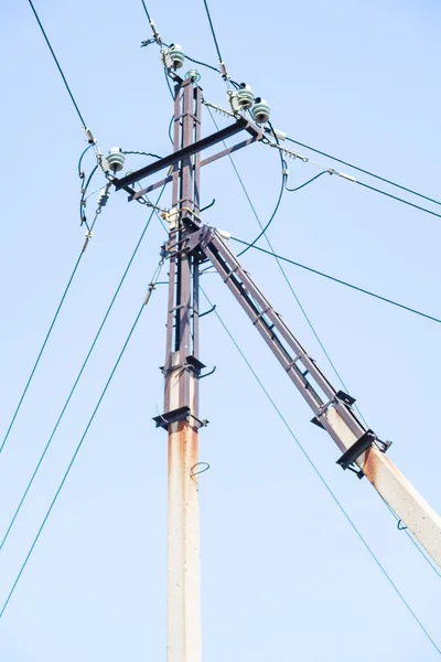 Eine Säule Mit Drähten Vor Blauem Himmel — Stockfoto