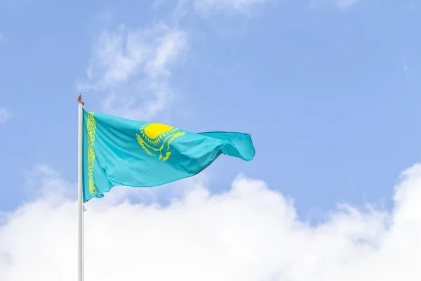 Bandeira República Cazaquistão Contra Céu Azul Vento — Fotografia de Stock