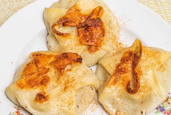 Gebakken Manti Een Bord Eten Tafel — Stockfoto