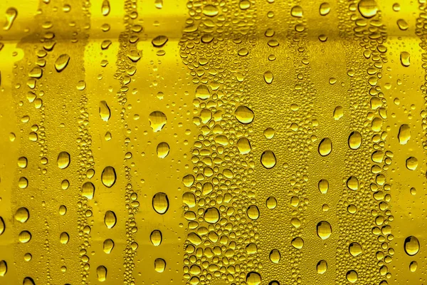 Gotas Agua Vaso Cerveza Fondo Amarillo Fondo Nebuloso —  Fotos de Stock